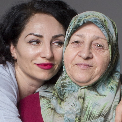 Afbeelding van Hoe dicht Nazmiye Oral de kloof met haar traditionele moeder?