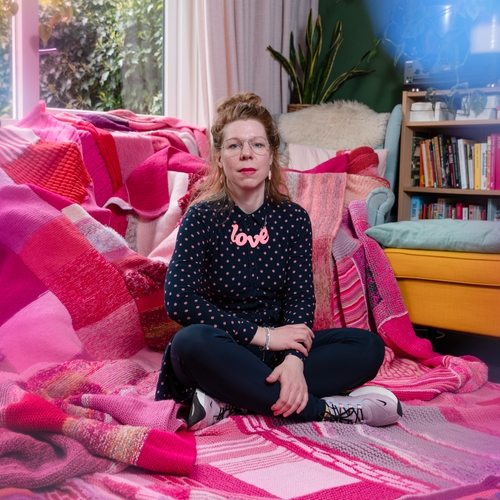 Breien met Agnes: 'Ik brei een Pink Wall, omdat liefde voor iedereen is' | Nederland protesteert
