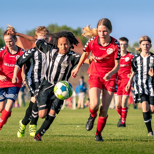 Hoe kunnen we mannen- en vrouwenvoetbal gelijkwaardiger maken?