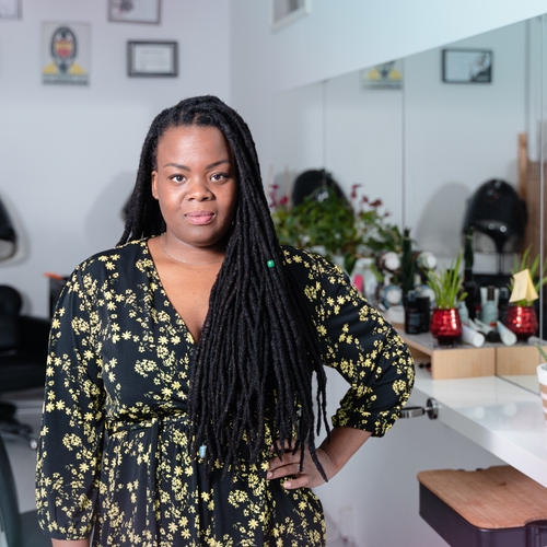 Jahél: ‘Ik leer mensen van hun natuurlijke afro haar te houden’ | Nederland Protesteert