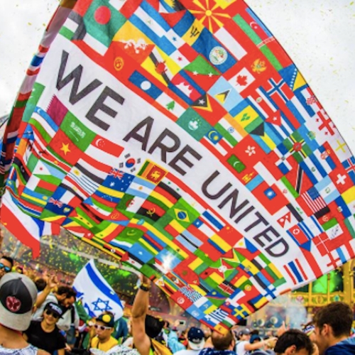 Waarom loopt heel Tomorrowland met vlaggen rond?
