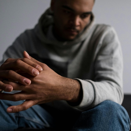 Ishaan verblijft in een opvang voor mishandelde mannen: 'Voor mannen geldt: zoek het maar uit'