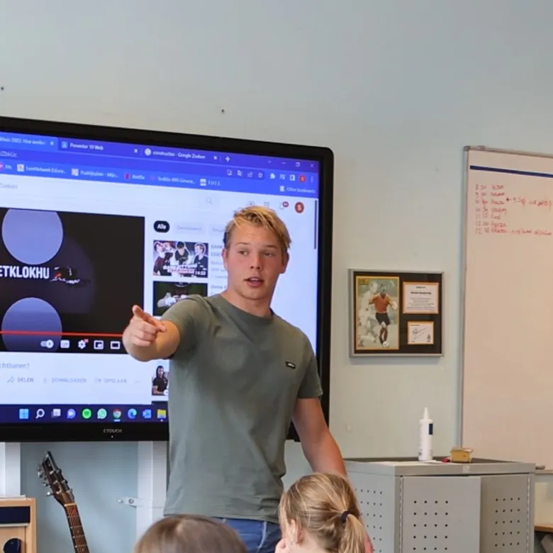 Afbeelding van Sid is startende leraar in groep vier: ‘Ik vind het heel leuk om kinderen te zien groeien'