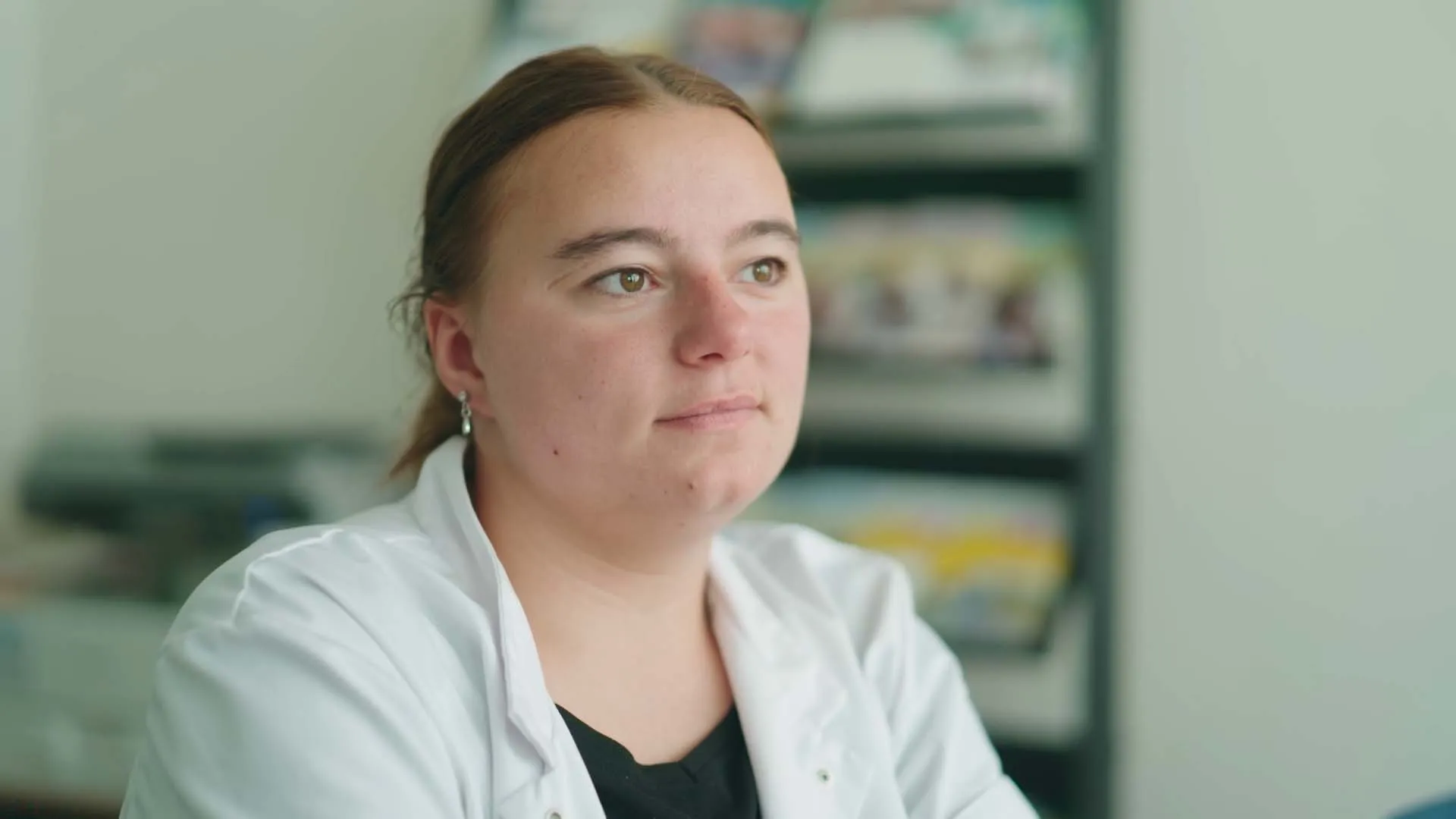 Afbeelding van Mandy (18) draait overuren in de thuiszorg: 'Als je bij één iemand uitloopt, loop je overal uit'