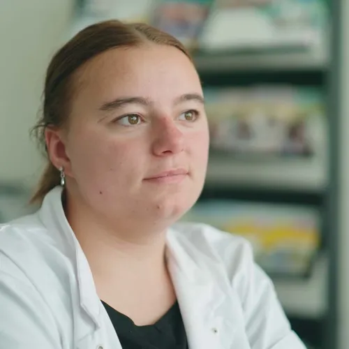 Mandy (18) draait overuren in de thuiszorg: 'Als je bij één iemand uitloopt, loop je overal uit'